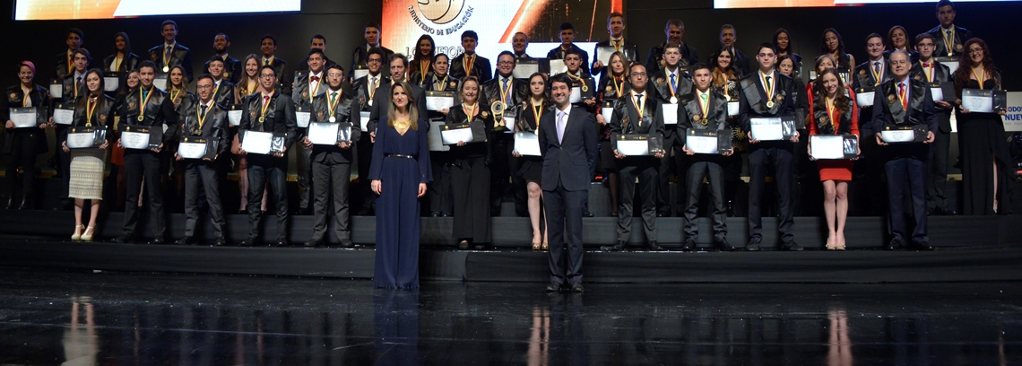 Ministerio de Educación premia a los mejores estudiantes del país