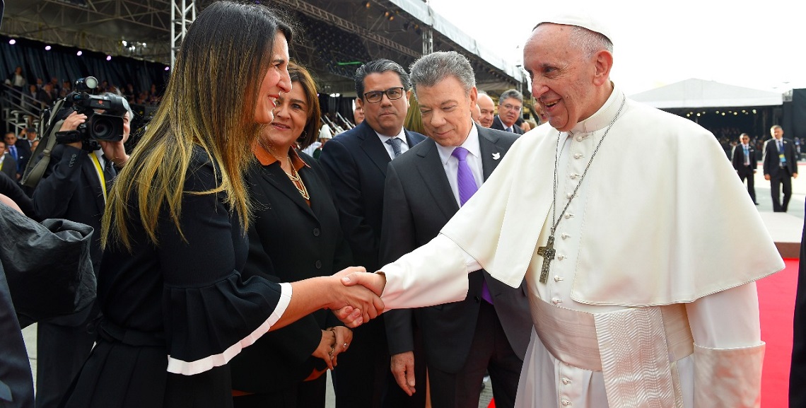 Ministra de Educación saludando al papa Francisco, junto al presidente Juan Manuel Santos