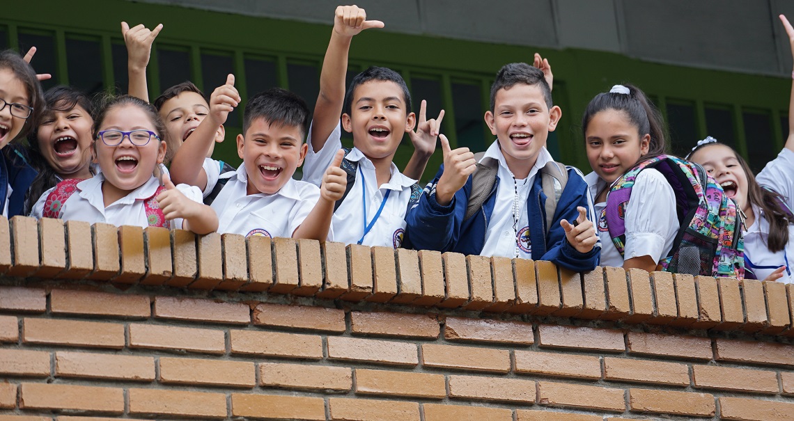 Estudiantes sonriendo - colegios oficiales